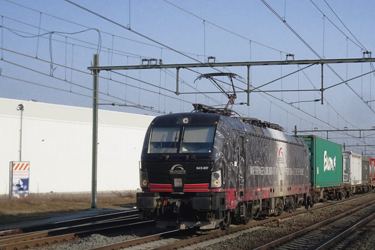Auf deren letzten Tag mit TX Logistics Pferde-Werbung (8.700 PS=6, 4 kW) in SBBCI-Dienst treft 193 657 bei Blerick der Fotograf. Wegen eine Panne und zwei bevorzugte Z�ge m�sste der Pferdelok mit deren KLV und 8.700 PS hier etwa 25 Minuten warten. 