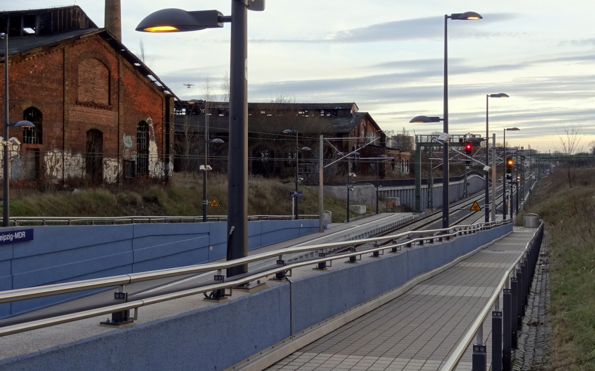 Behindertengerechte Rampe zum Bahnsteig der Station Leipzig-MDR.
Aufgenommen im Dezember 2013.
