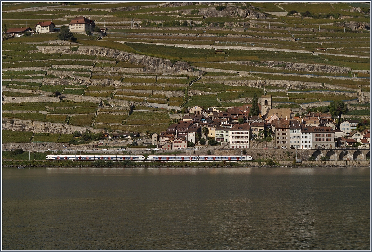 Bei St-Saphorin sind zwei Flitrs (RABe 523) unterwegs, (Das Bild entsnad von einem Genfersee Kursschiff aus) . 

1. Okt 2019