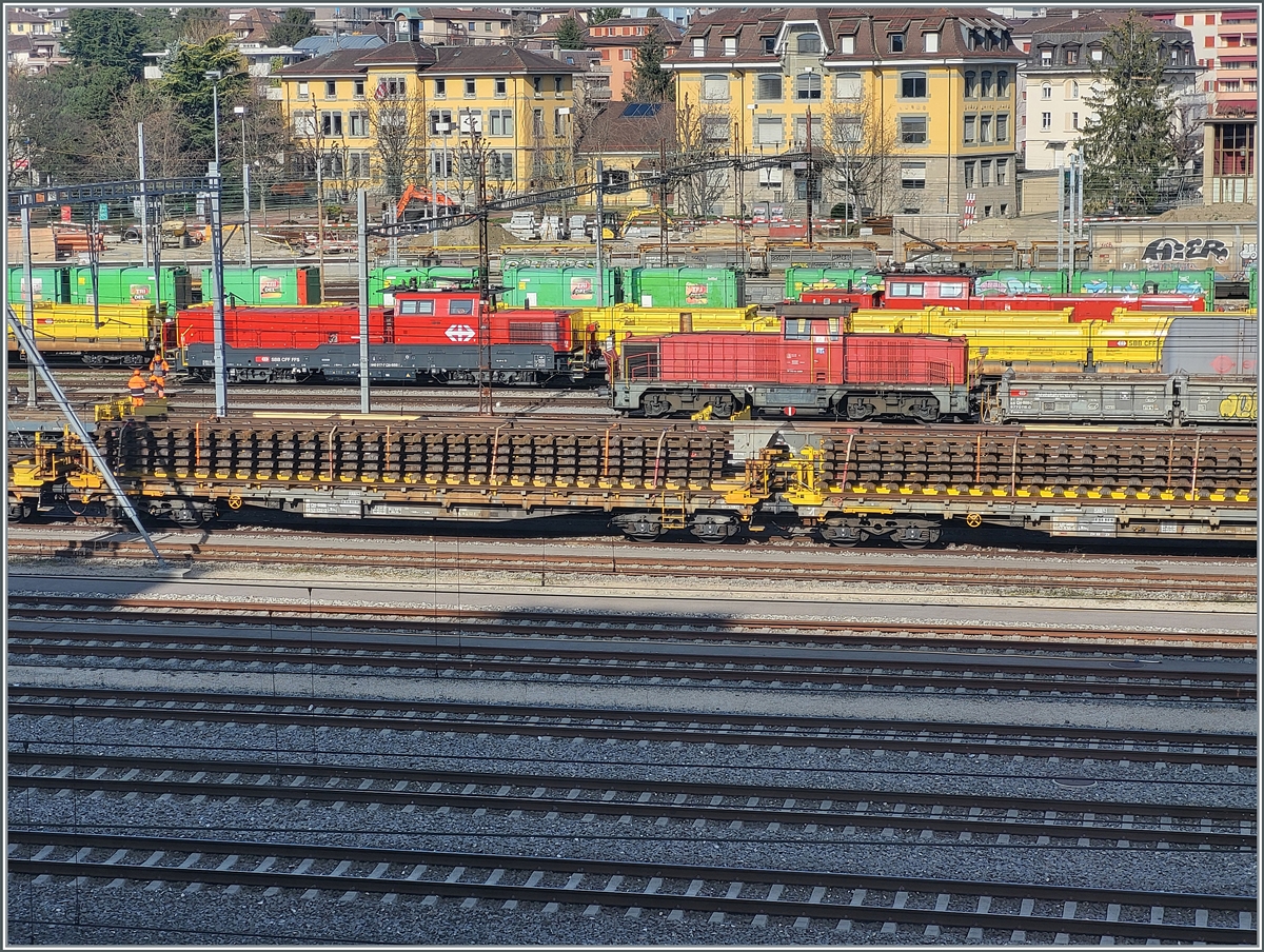 Blick vom Ausbildungszentrum er SBB auf den Rangierbahnhof von Renens VD mit einer Am 841 und Aem 940. 

29. Feb. 2024