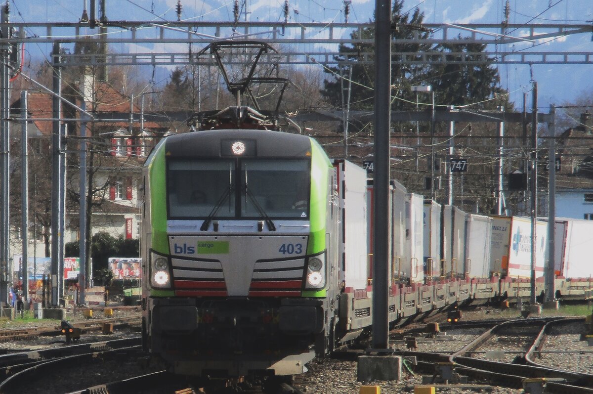 BLS 475 403 wurde vom Bahnsteig in Thun am 23 M�rz 2017 fotografiert.