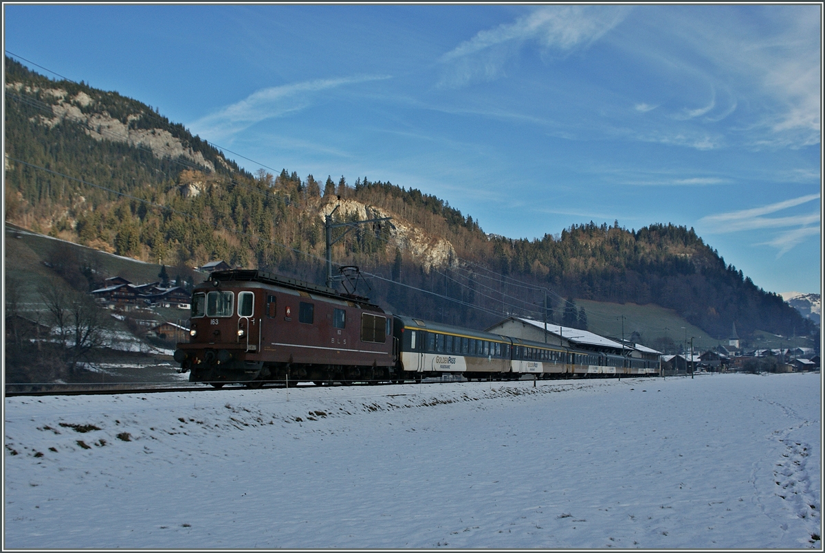 BLS Re 4/4 193  Grenchen  mit einem Goldenpanoramic RE bei Boltigen.
5. DEz. 2013