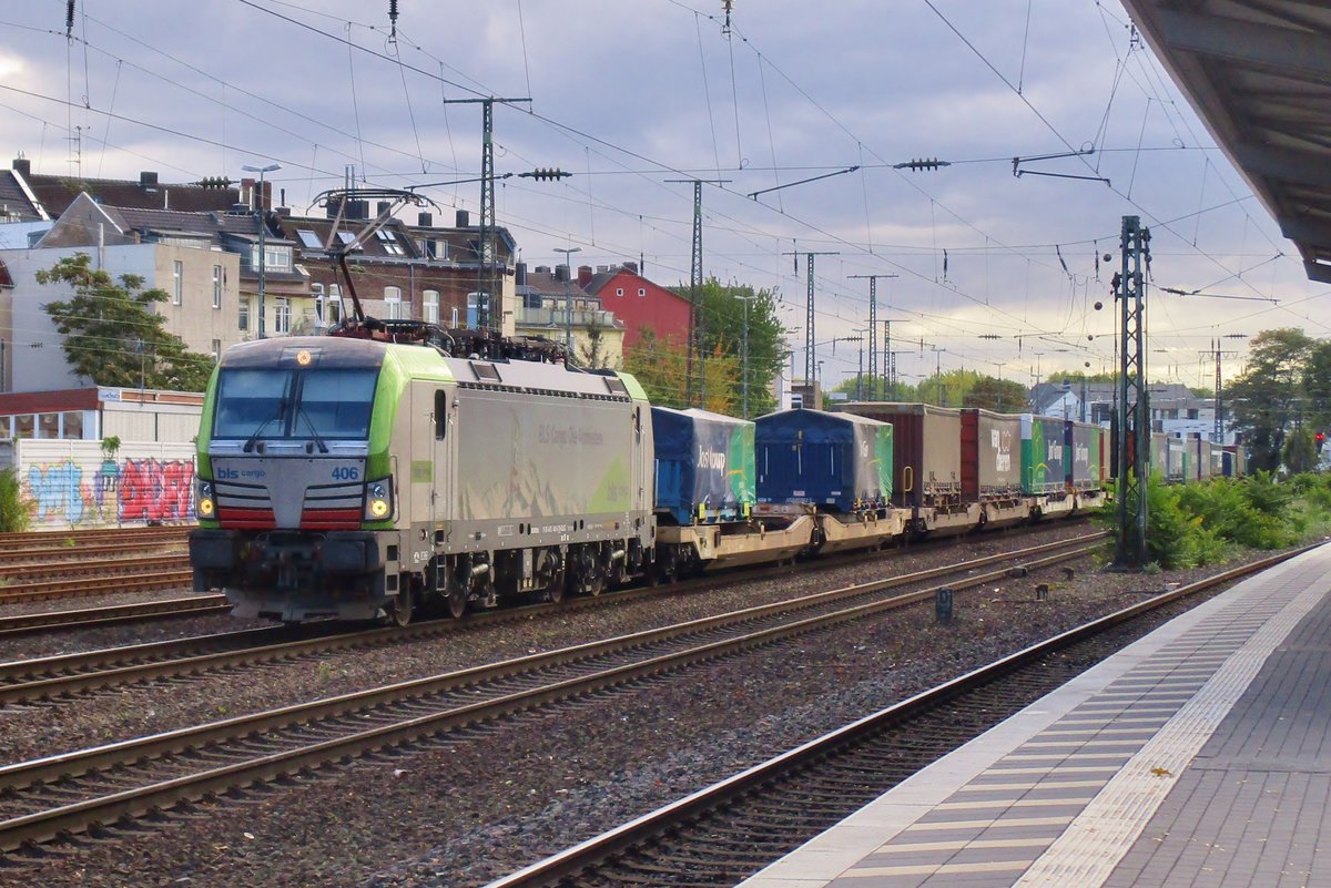 BLS Vectron 475 406 durchfahrt mit der Cabooter-Shuttle K�ln West am 24 September 2018. 