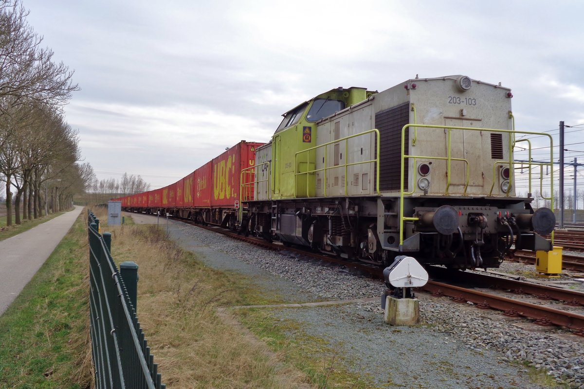 CapTrain 203-103 steht mit ein UBC-Containerzug am 18 M�rz 2018 in Lage Zwaluwe.