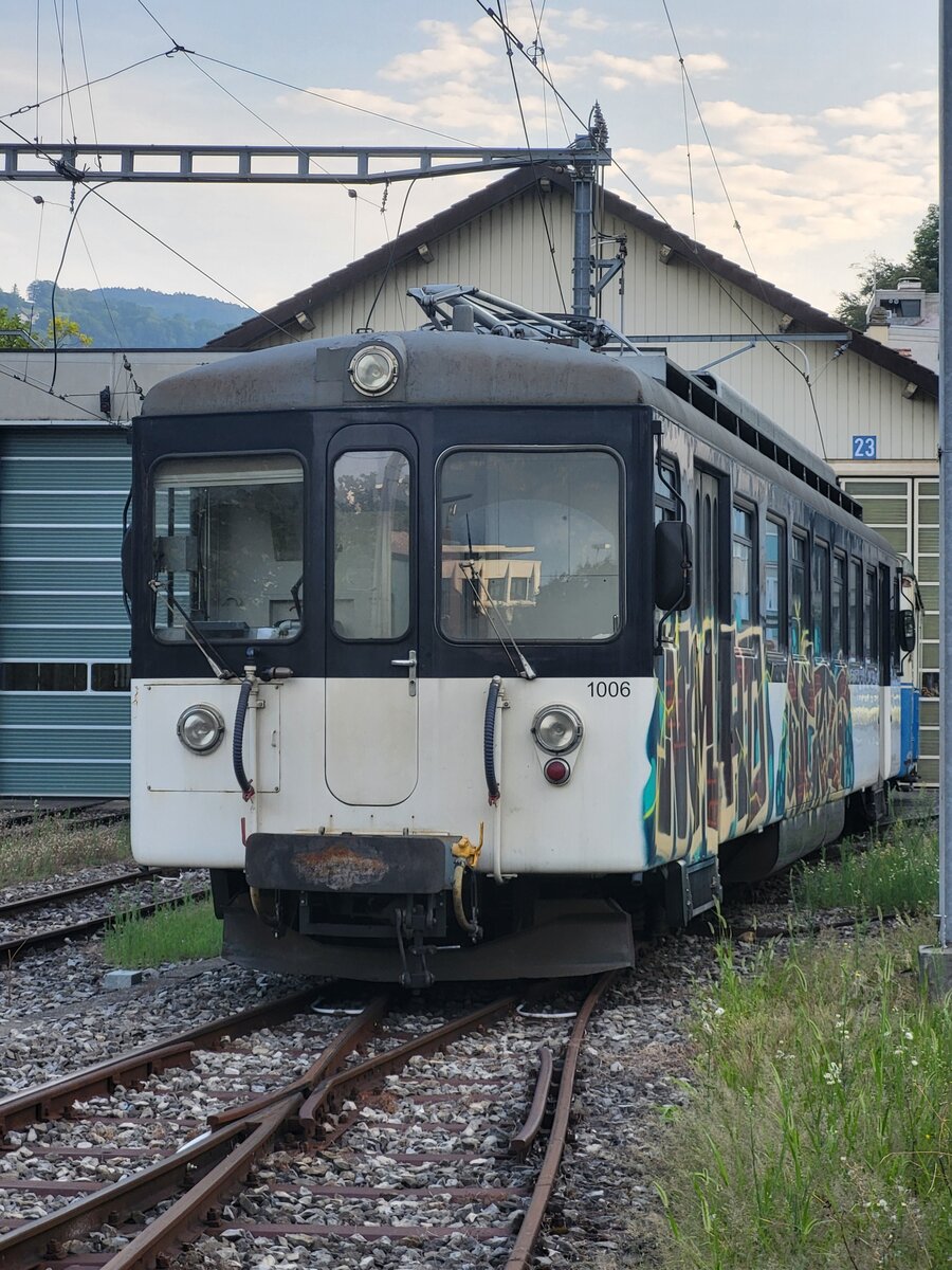 Das bedeutet wohl wenig Gutes: Der MOB Be 4/4 1006 (ex. Bipperlisi) steht mit einem alten MOB Gepäckwagen (D 41) in Vevey.

31 August 2024