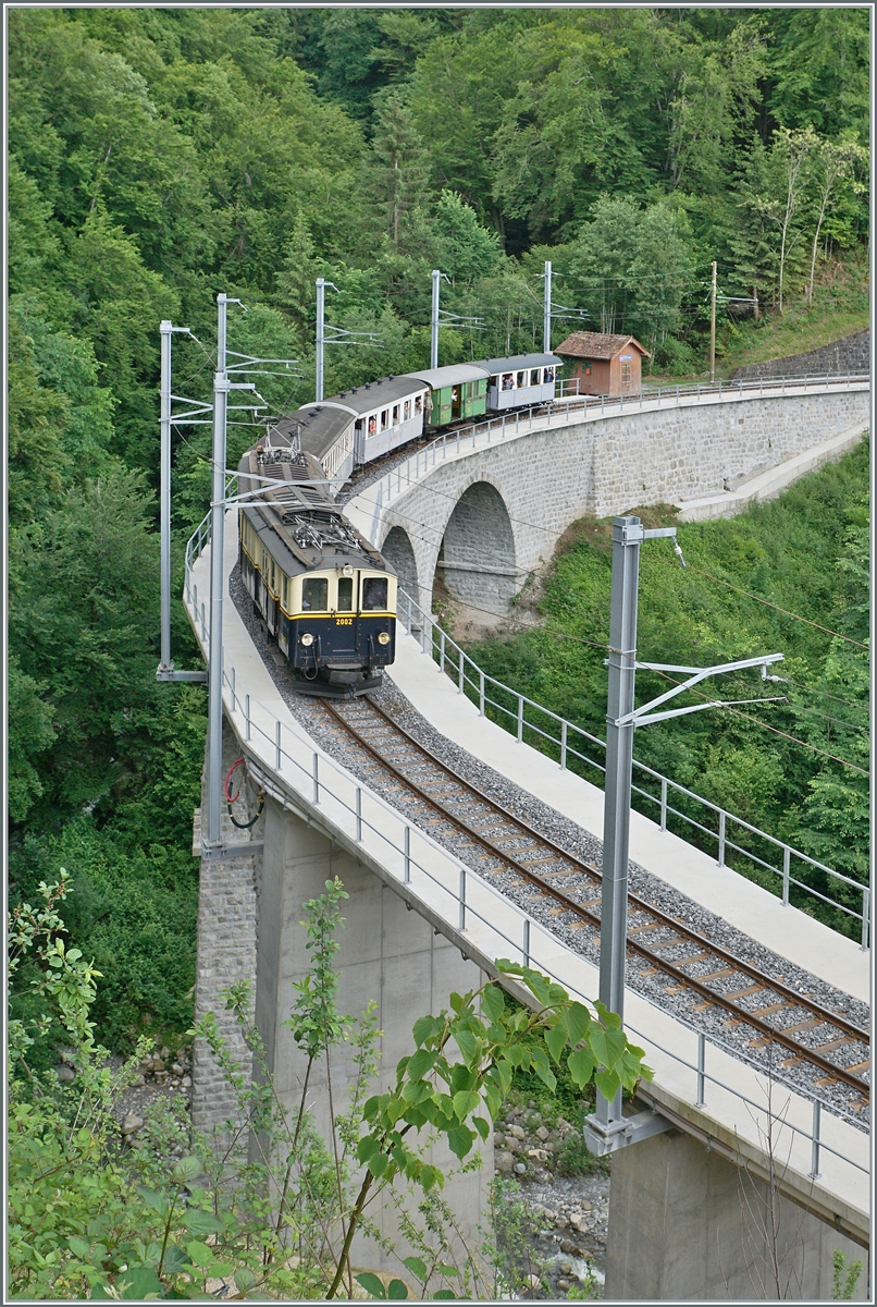 Das  Festival Suisse de la vapeur  (Schweizer Dampffestival 2025) begeistert zumindest mich auch immer wieder mit eklektisch betriebenen Zügen wie z.B hier mit dem MOB FZe 6/6 2002 der Blonay Chamby Bahn auf dem Baye de Clarens Viadukt. der Zug ist auf dem Weg von Chaulin nach Blonay. 

8. Juni 2025