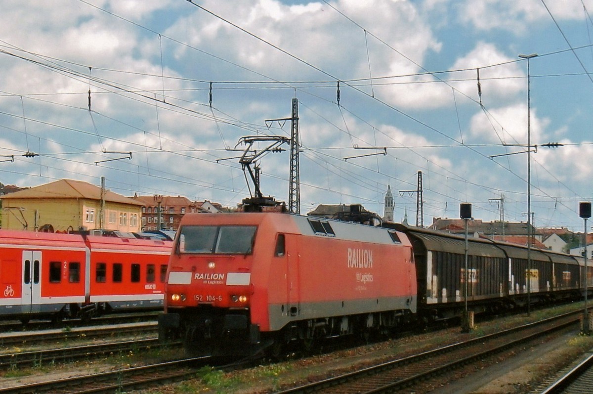 DB 152 104 treft am 22 Mai 2010 in W�rzbrug Hbf ein.