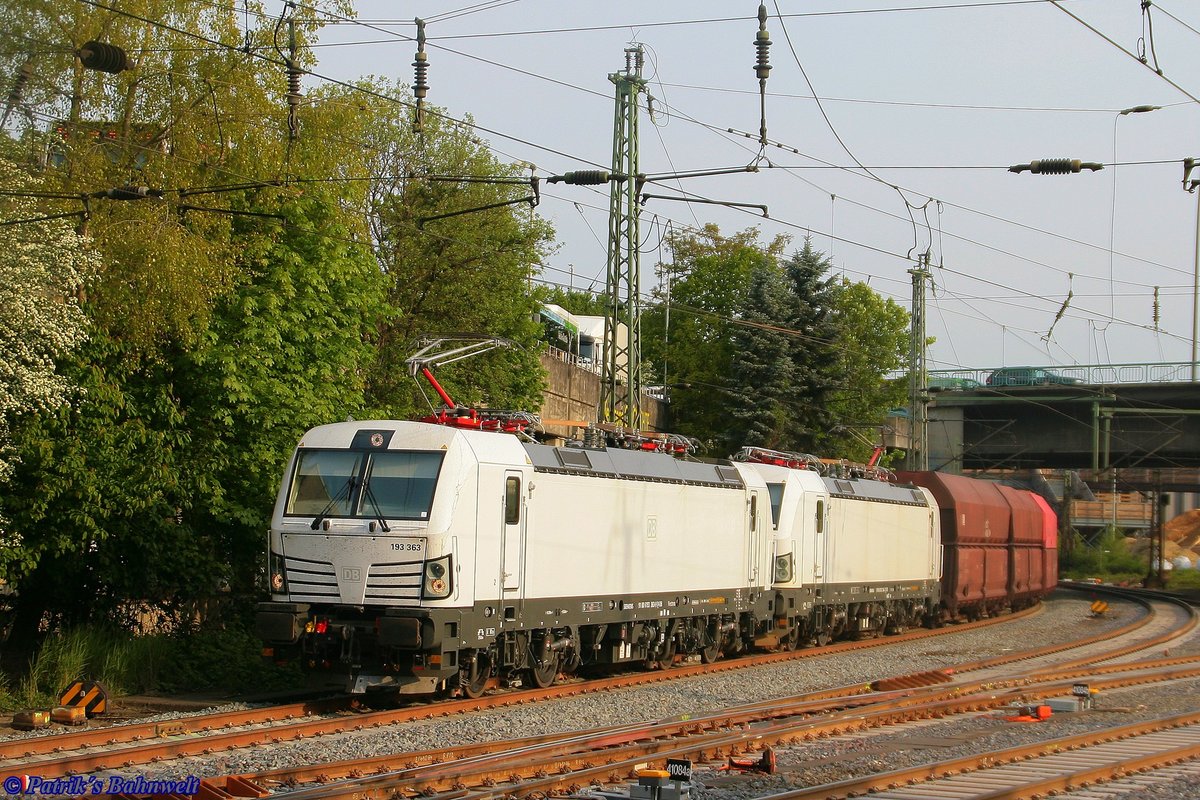 DB 193 363 + DB 193 364 mit Kohlewagenzug
am 08.05.2019 in Hamburg-Harburg