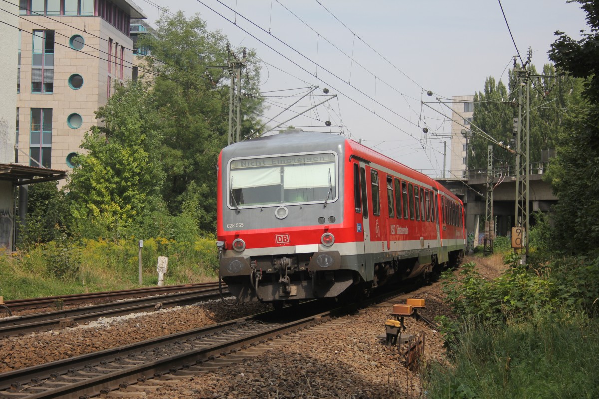 DB 628 565 bei der Einfahrt in München Ost am 23.08.2013