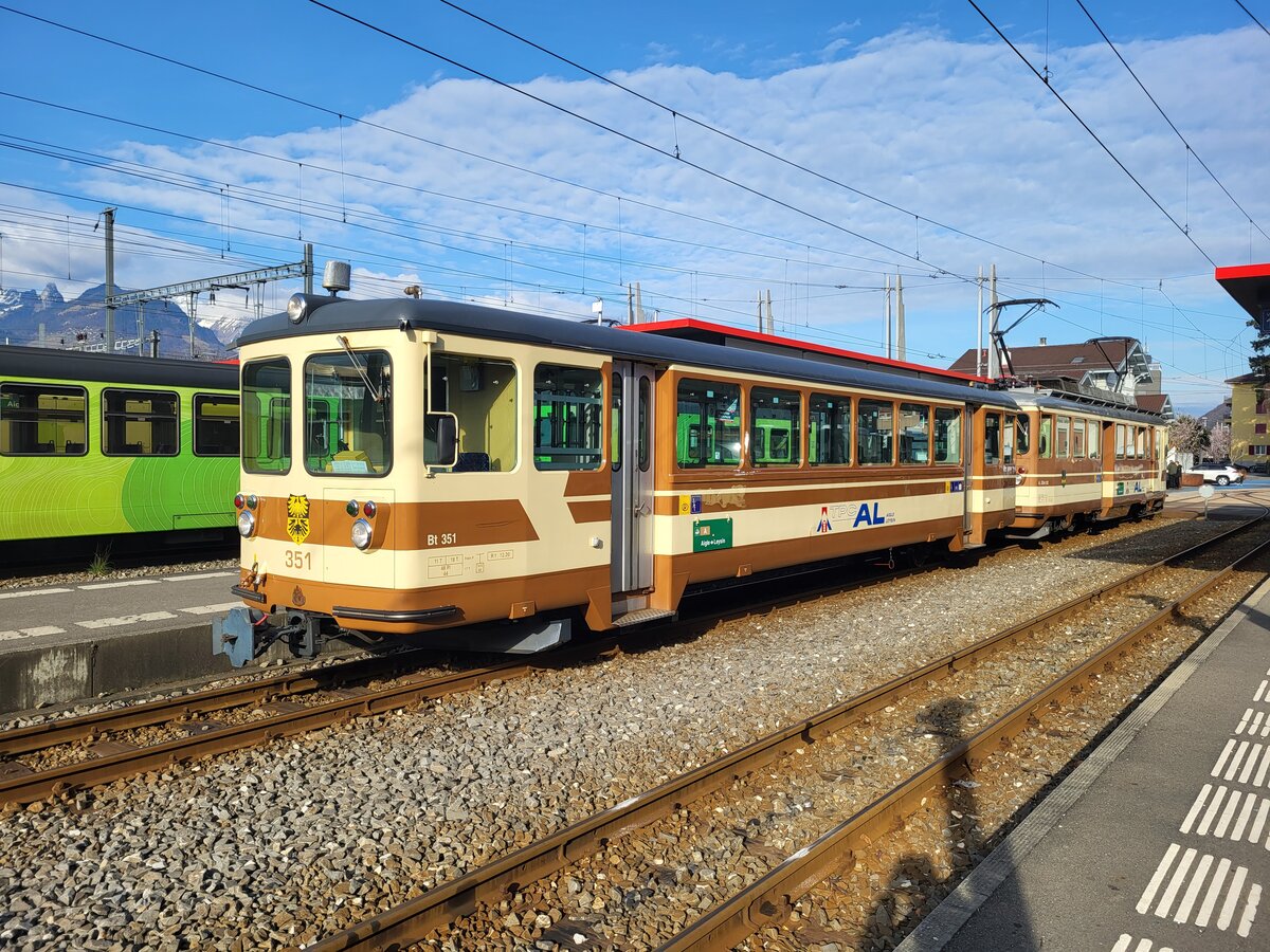 Der A-L Regio R70 325 bestehend aus dem führenden Bt 352 und dem schiebenden BDeh 4/4 301 ist von Leysin kommend in Aigle angekommen.
17. Feb.2024 