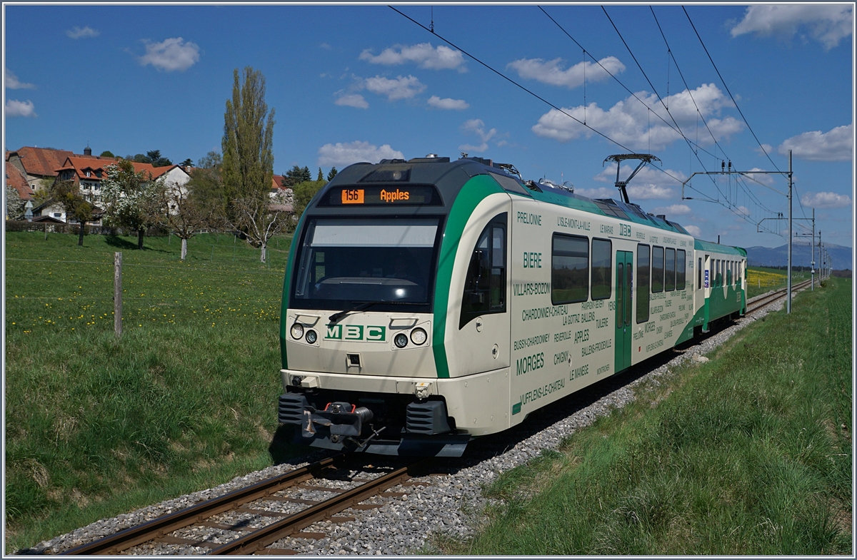 Der BAM Be 4/4 35 mit Bt 54 bei Pampigny-Sévery.
10. April 2017