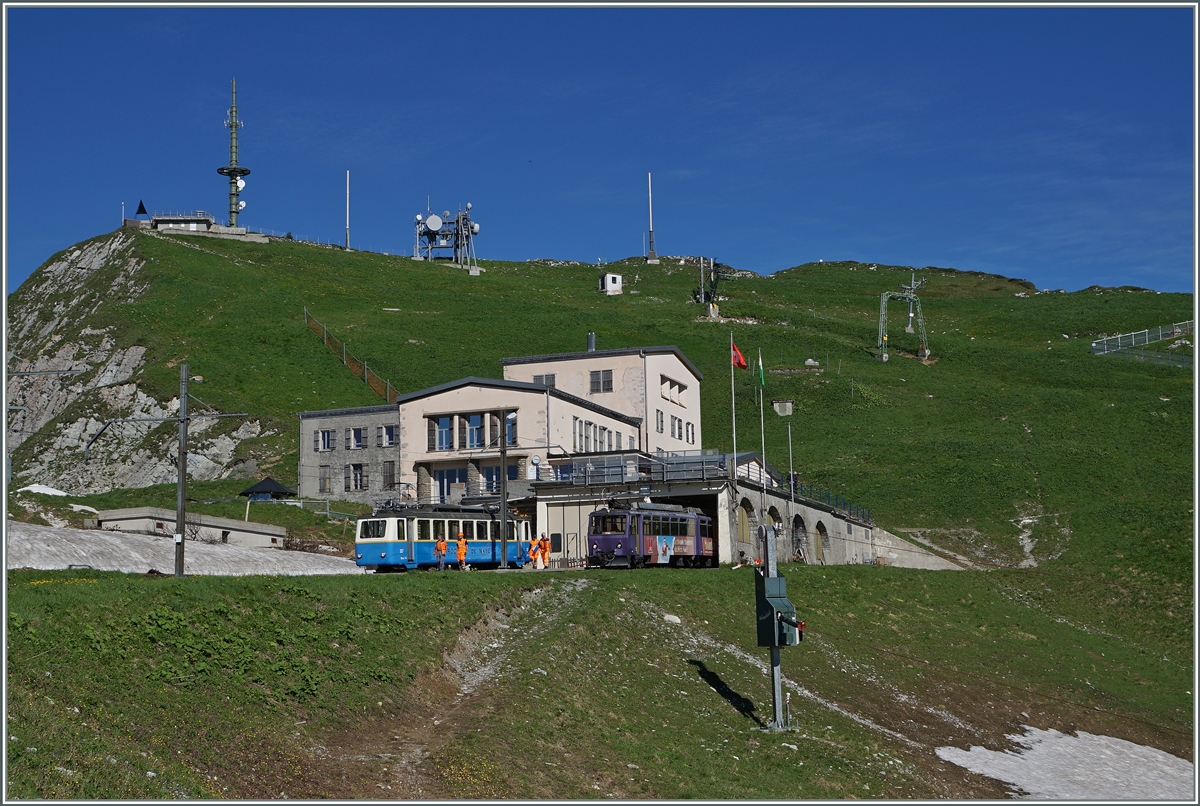 Der Bhe 2/4 207 und der Bhe 4/8 303 au dem Rochers de Naye.
(Schwellenhöhe 1970 müM)
28. Juni 2016

