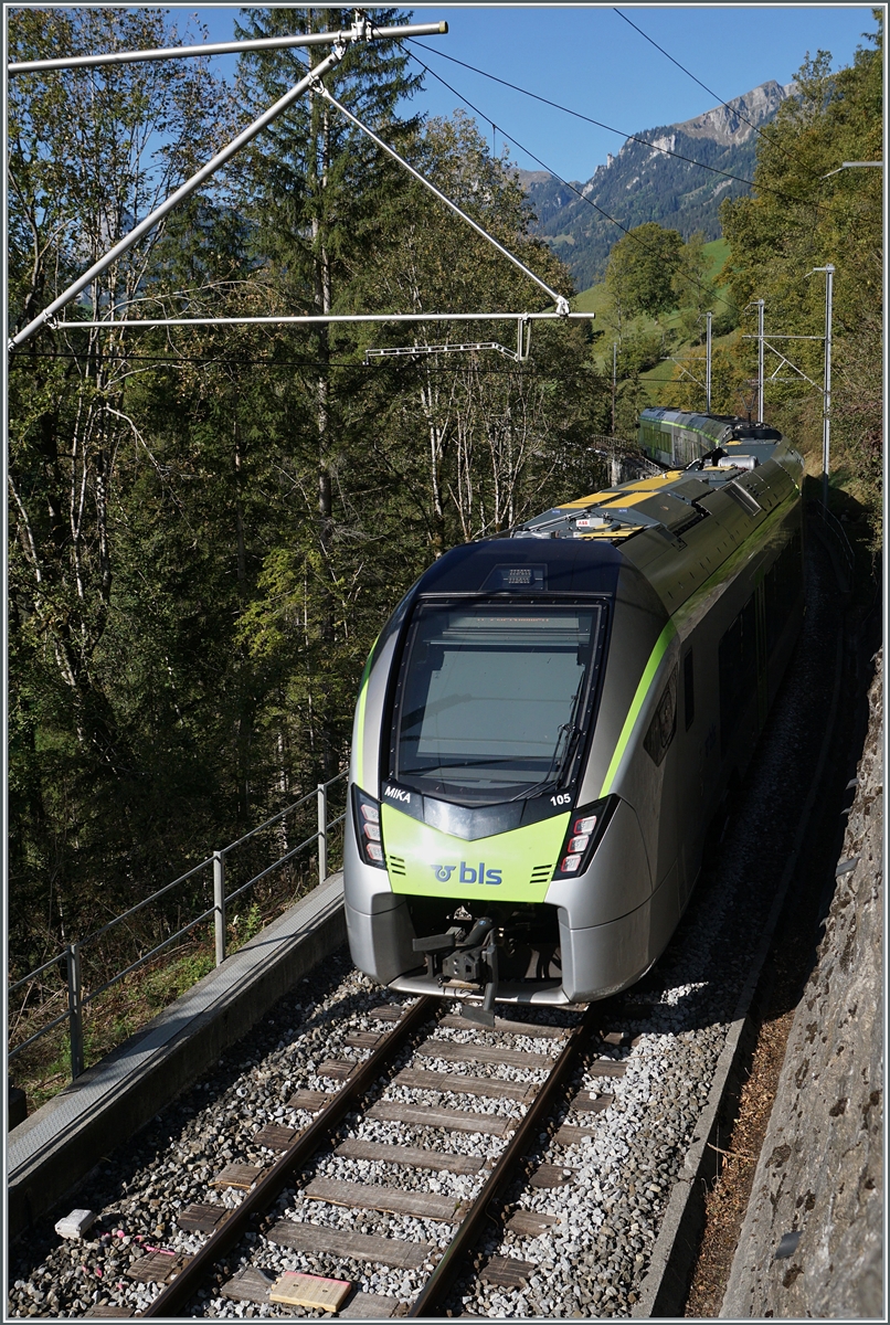 Der BLS RABe 528 105 MIKA ist auf der Fahrt von Bern nach Zweisimmen und erreicht die Bunschenbach Brücke bei Weissenburg.

7. Okt 2023