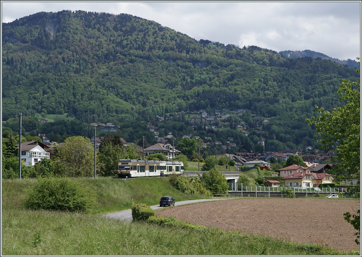 Der CEV MVR Be 2/6 7003  Blonay  bei Château d'Hauteville.
16. Mai 2016