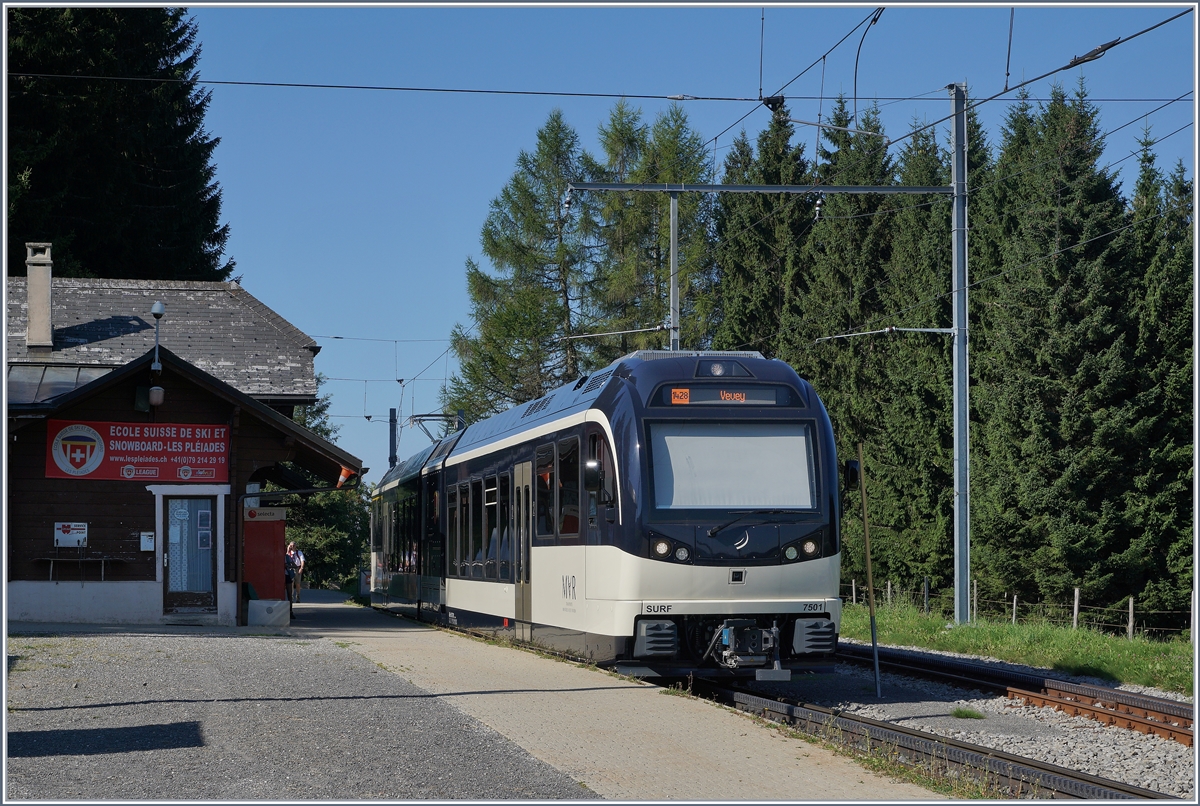 Der CEV MVR SURF ABeh 2/6 7501  St Legier / La Chiesaz  wartet in Les Pléiades auf die Abfahrt Richtung Vevey.
27. August 2016