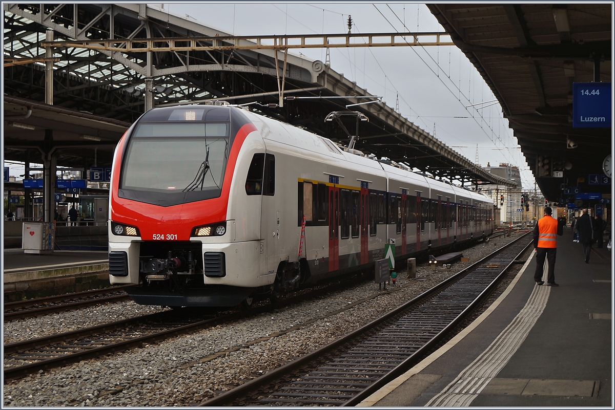 Der künftige TILO FLIRT RABe 524 301 (UIC 94 85 2 524 301-0 CH-SBB) in Lausanne bei einer Testfahrt. 

28. Nov. 2019