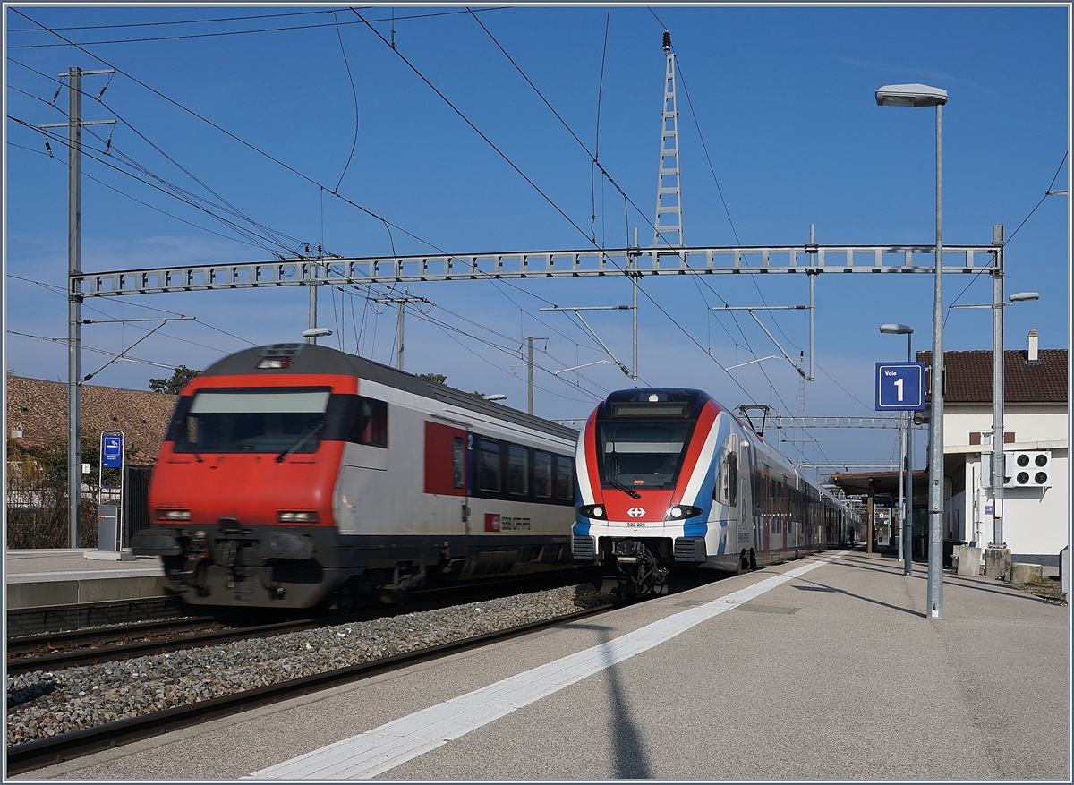 Der  Léman Express  ist in Coppet angekommen und auf dem Nebengleis fährt (bewusst Bewegungsunscharft) ein IR90 nach Genève Aéroport vorbei.

21. Jan. 2020