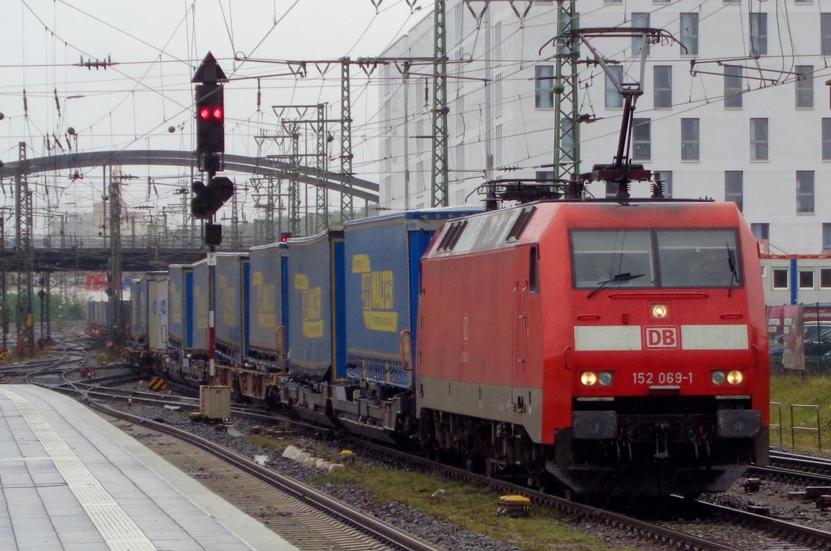 Der LKW-Walter durchfahrt mit 152 069 an der Spitze W�rzburg Hbf am 14 September 2017.