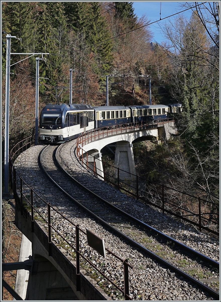 Der MOB Alpina ABe 4/4 9301 ist mit dem MOB Belle Epoque Zug kurz vor Sendy-Sollard auf dem Weg nach Montreux.

13. Nov. 2020