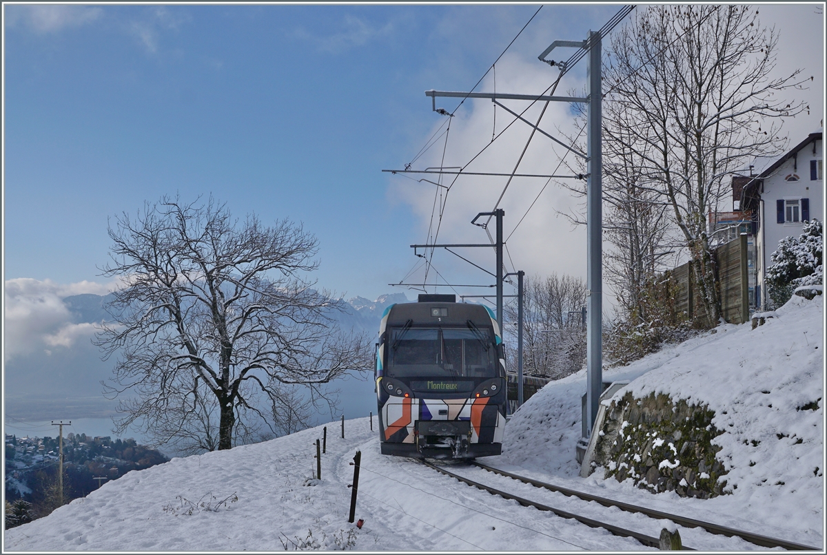 Der MOB Be 4/4 5001 mit seinen Steuerwagen ABt 341 und Bt 241 als Regionalzug kurz nach Les Avant auf dem Weg nach Montreux. 

Der Zug wurde von Sarah Morris in dieser gelungen Form als  Monarch  gestaltet. 

2. Dez. 2020