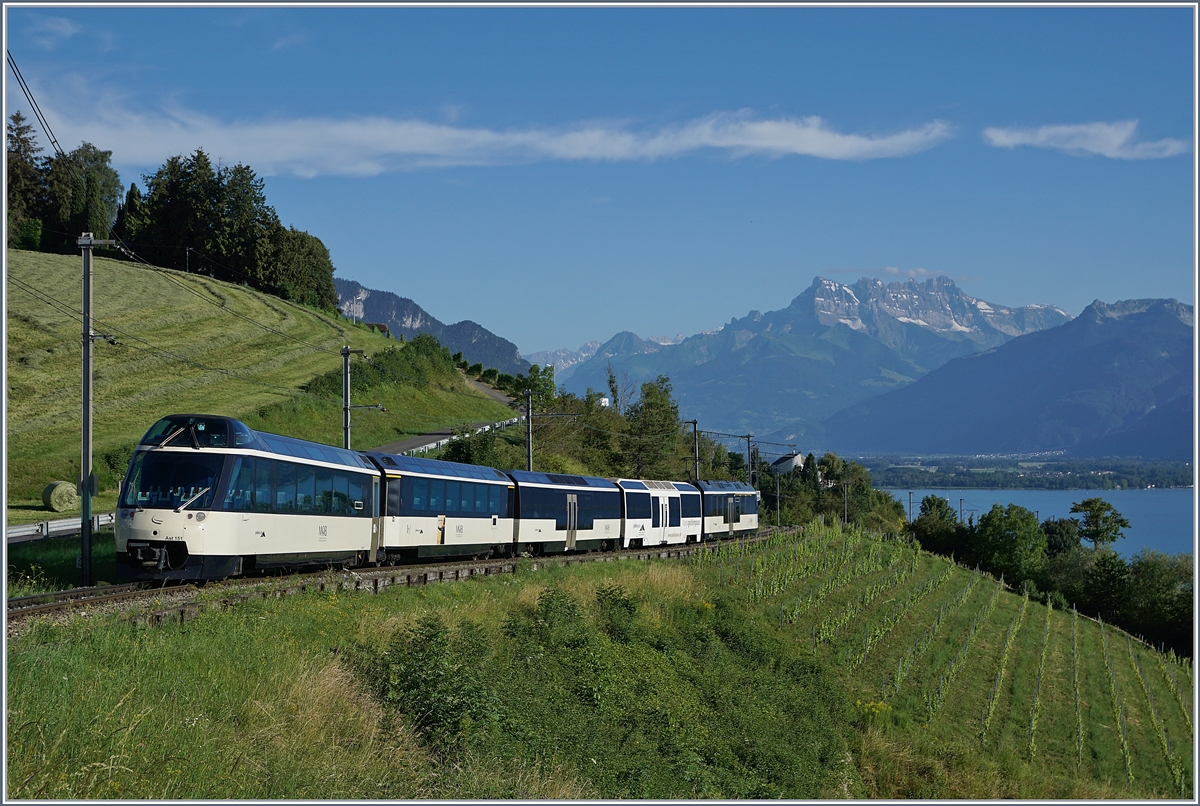 Der MOB Zug der Zukunft: ein  Alpina  Be 4/4 (oder ABe 4/4) Serie 9000 mit zwei bis drei Panorama Wagen und einem der vier Steuerwagen bilden ab dem Fahrplanwechsel das Grundkonzept des Verkehrs zwischen Montreux und Zweisimmen. Im Bild der MOB RE 2229  Golden Pass MOB Panoramic  von Zweisimmen nach Montreux kurz nach Planchamp mit dem Ast 151 Steuerwagen am Zugsschluss. 

8. Juli 2020