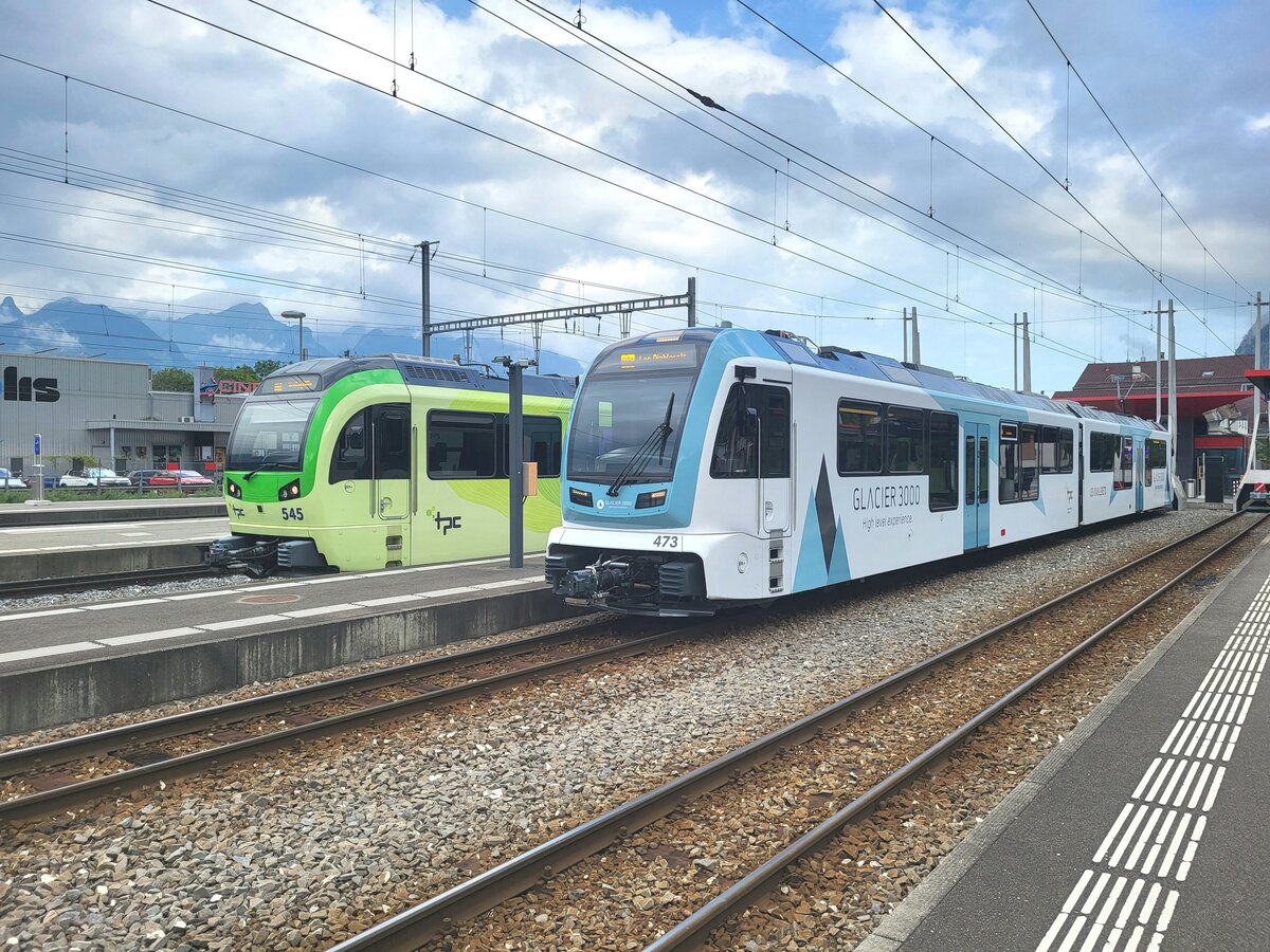 Der neue TPC ASD ABe 4/8 473  Glacier 3000  wartet in Aigle auf die Abfahrt nach Les Diablerets.
3 Aug. 2024