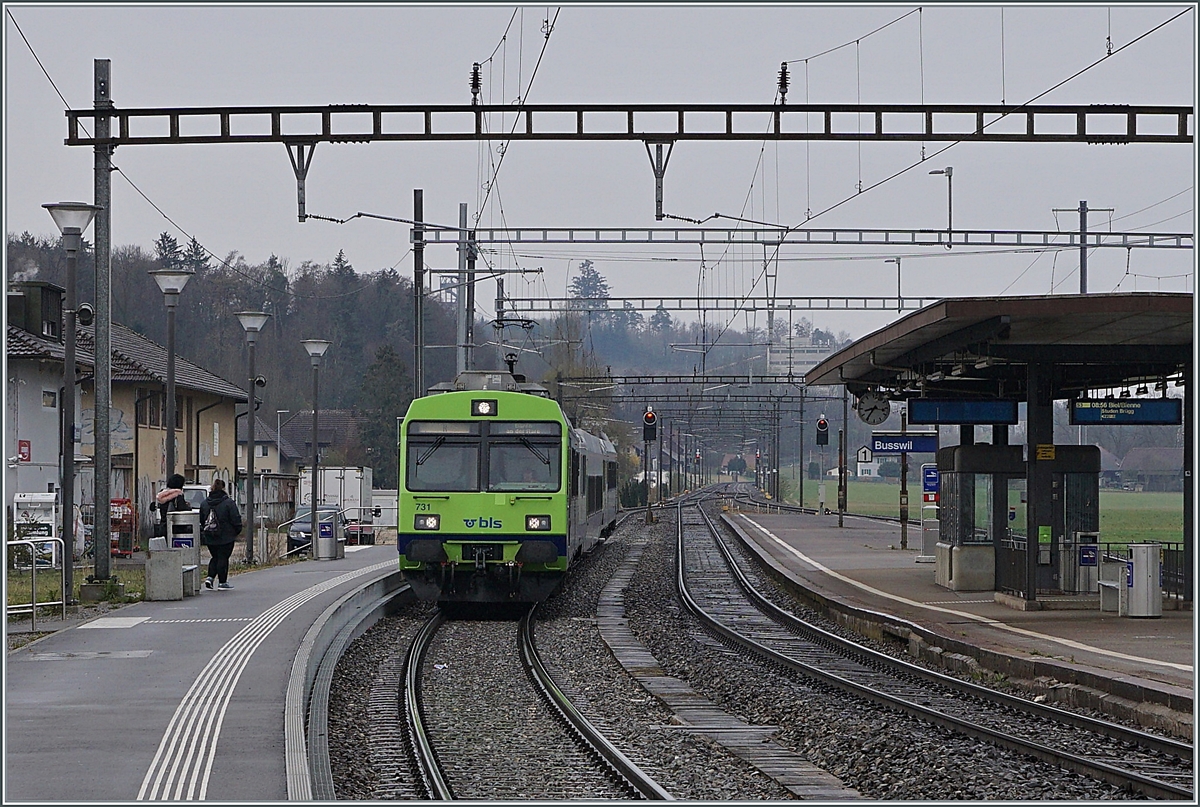 Der Regionalzug nach Büren an der Aare erreicht Busswil. 

18. April 2021