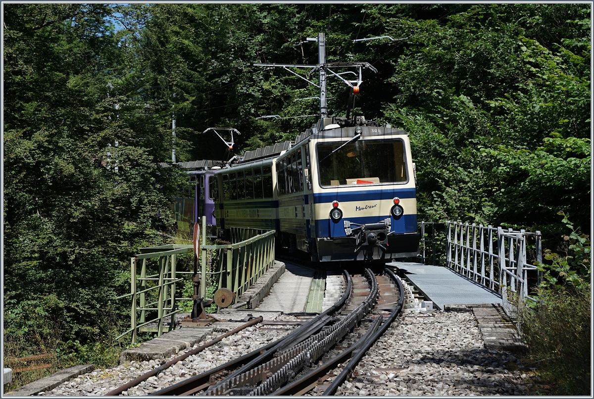 Der Rochers de Naye Bhe 4/8 301 und ein weiterer bei Le Tremblex.
7. August 2016