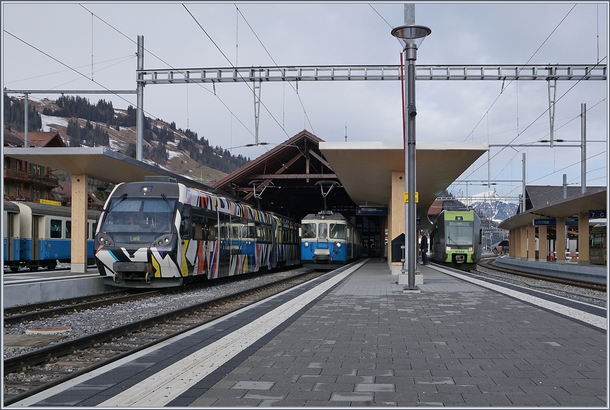 Der von Sarah Morris gestaltete Lenkerpendel  Monarch , bestehend aus ABt 341, Be 4/4 5001 und Bt 241 und ein ABDe 8/8 in Zweisimmen. 

10. Jan. 2018 

