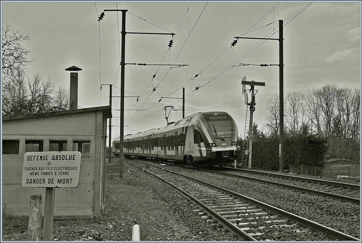 Der SBB CFF Flirt LEX RABe 522 229 passiert auf seiner Fahrt von Annecy nach Coppet bei Saint Laurent das Semaphor Ausfahrsignal der Gegenrichtung. 

21. Februar 2020