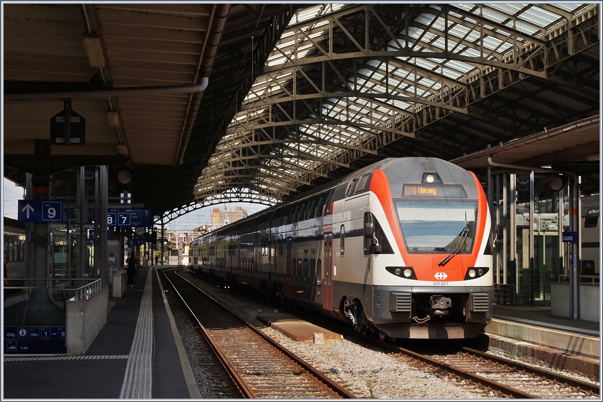 Der SBB RABe 511 017 als RE nach Vevey bei seinem Halt in Lausanne. 

21. Juli 2020