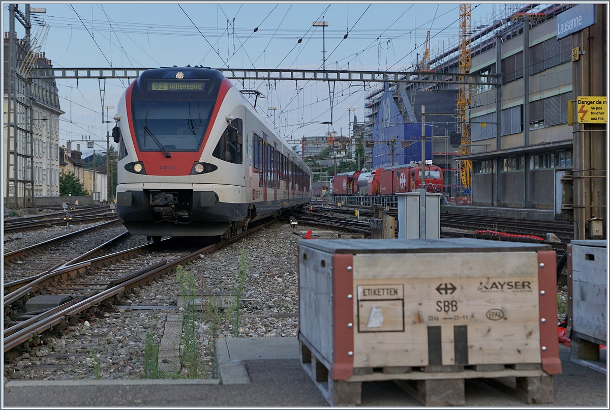 Der SBB RABe 523 018 auf der Fahrt nach Villeneuve erreicht Lausanne.

22.07.2018