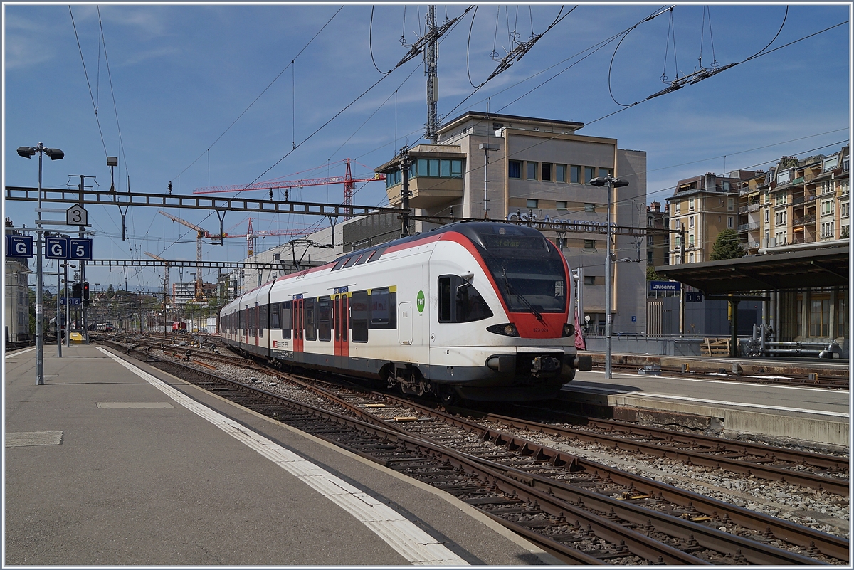 Der SBB RABe 523 024 erreicht von Grandson kommend sein Zeil Lausanne. 

17. April 2020
