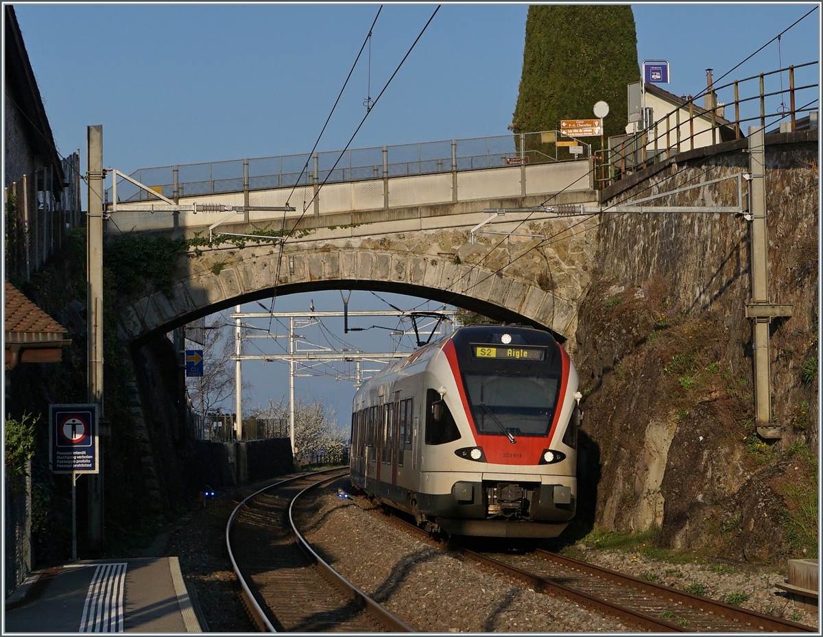 Der SBBB RABe 523 018 erreicht als S2 nach Aigle den Bahnhof von Rivaz. 

3. April 2021