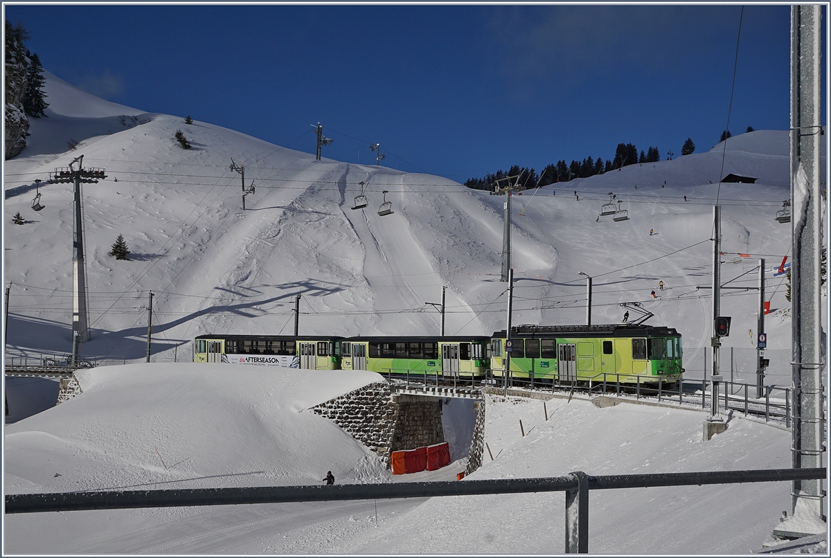 Der TPC BVB BDeh 4/4 81 verlässt mit einem Regionalzug den Gipfelbahnhof Col-de-Bretaye.

12. März 2019
