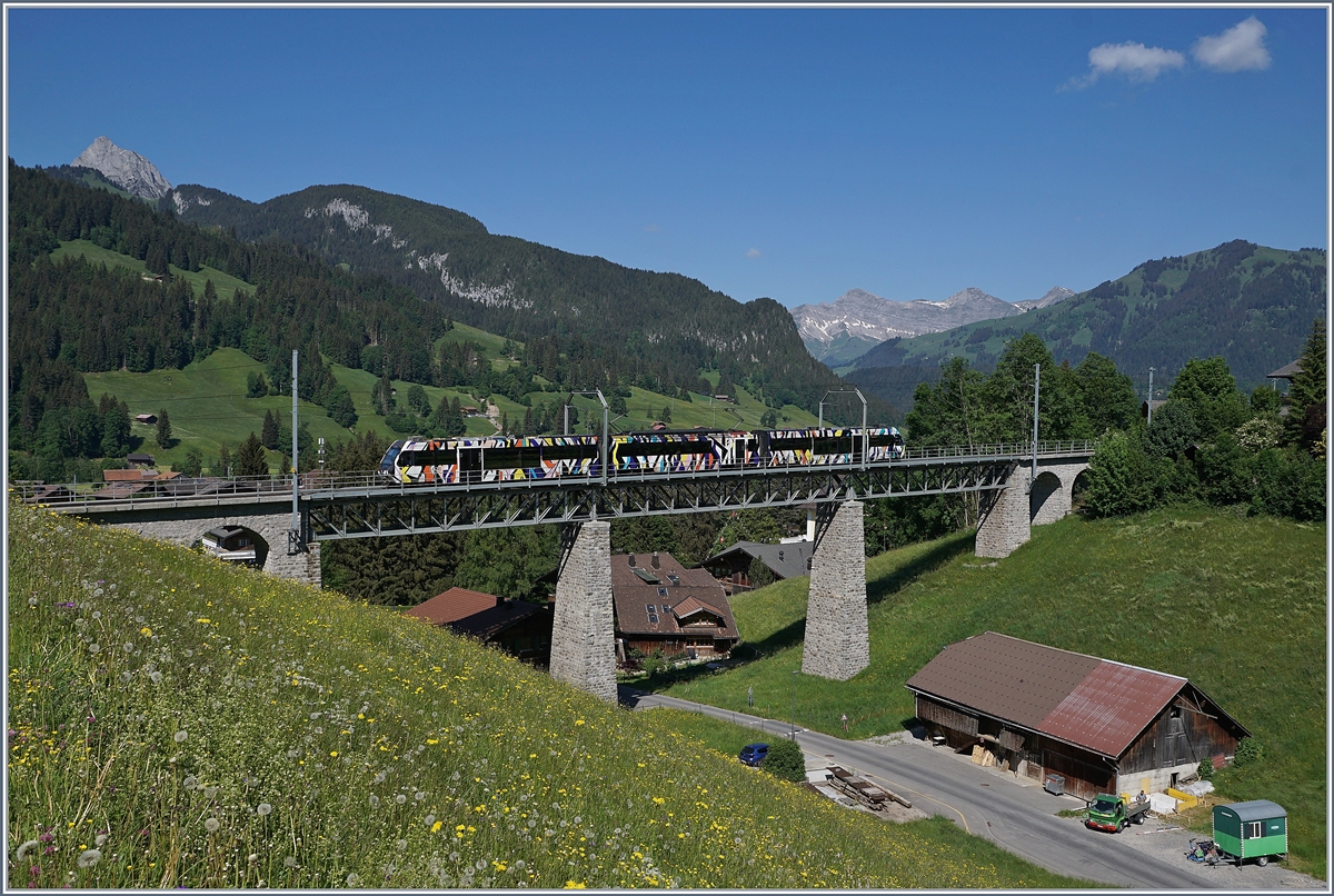 der Von Sarah Morris gestaltete Lenkerpendel  Monarch  auf dem Weg nach Rougemont dem 109 Meter langen Grubenbach Viadukt bei Gstaad.

2. Juni 2020