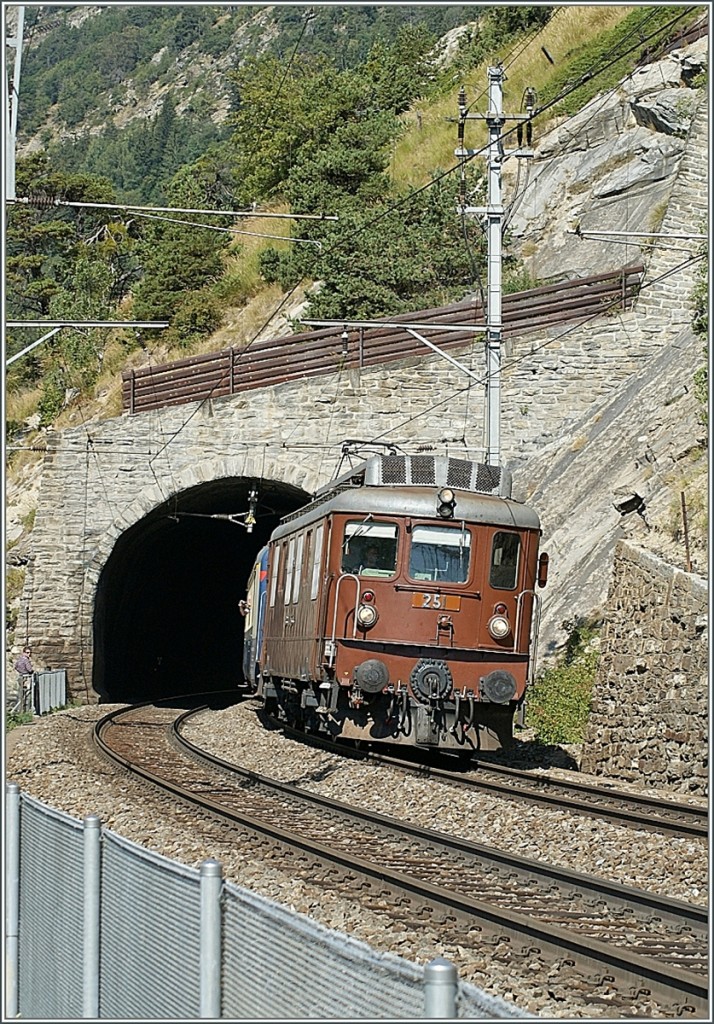 Die BLS Ae 4/4 251 ver�sst den Lugelkinn Tunnel bei Hohtenn.
7. Sept. 2013