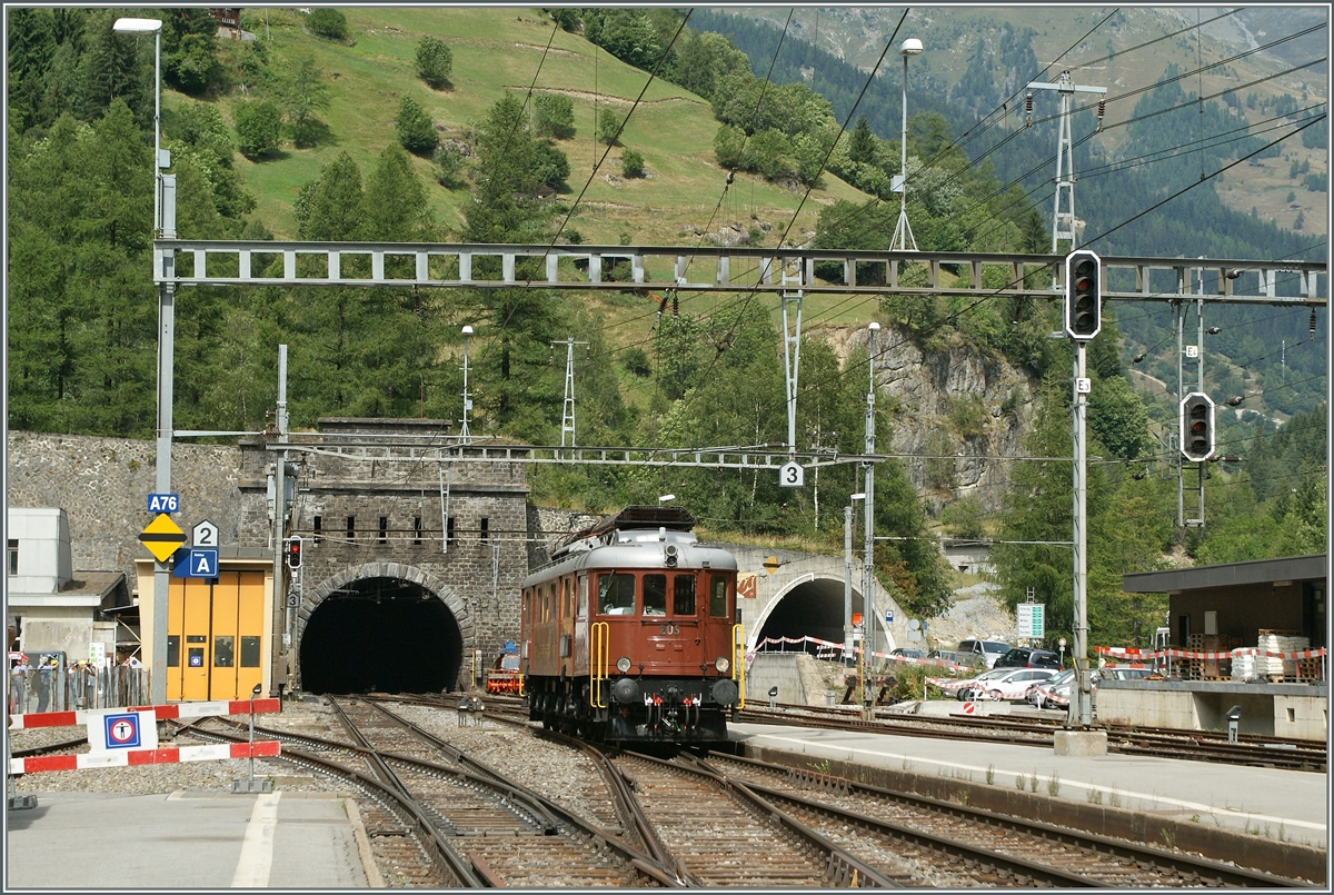 Die BLS Ae 6/8 205 umfahrt ihren  Südrampen-Fest-Zug  in Goppenstein.
7. Sept. 2014