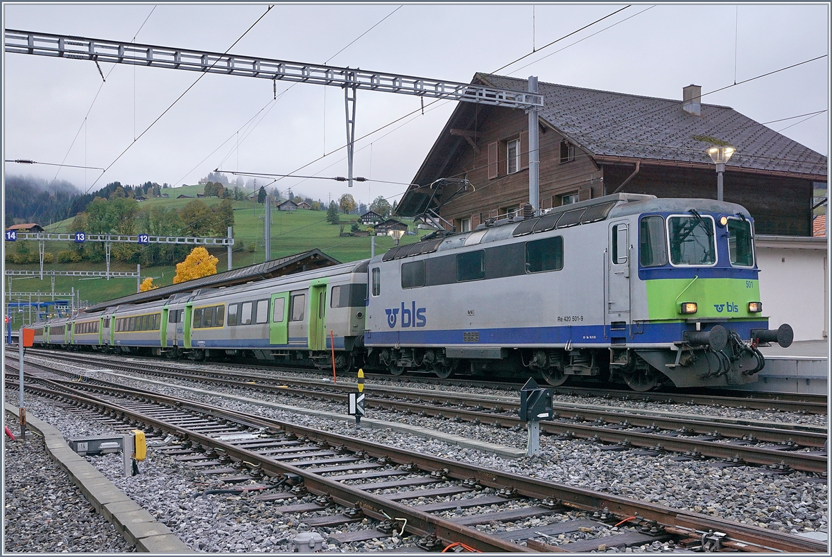 Die BLS Re 4/4 II 501 mit eine RE nach Spiez in Zweisimmen. 

22. Okt. 2019