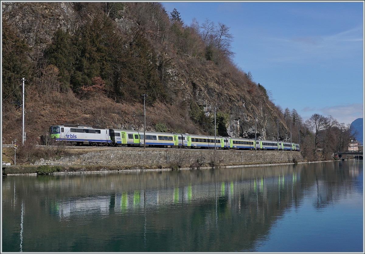 Die BLS Re 4/4 II 501 erreicht mit dem RE 4068 von Zweisimmen kommend in Kürze sein Ziel Interlaken Ost. Der geschoben Zug ist wie folgt formiert: (von vorne nach hinten): EW III Bt 50 85 80-35 994-3 CH-BLS, EW III B 50 85 29-34 000-4 CH-BLS, EW III B 50 85 29-34 020-2 CH-BLS, EW III A 50 85 18-34 011-4 CH-BLS, EW III A 50 85 18 34 022-1 und dem EW III AD 50 85 34-003-3 CH-BLS, sowie der bereits erwähnten Re 4/4 501. 

17. Februar 2021