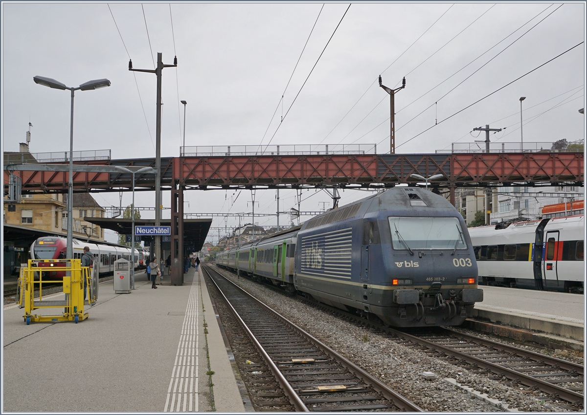 Die BLS Re 465 003 ist mit ihrem EW III RE auf dem Weg von Bern nach La Chaux de Fond und konnte beim Halt in Neuchâtel fotografiert werden. 

29. Okt. 2019