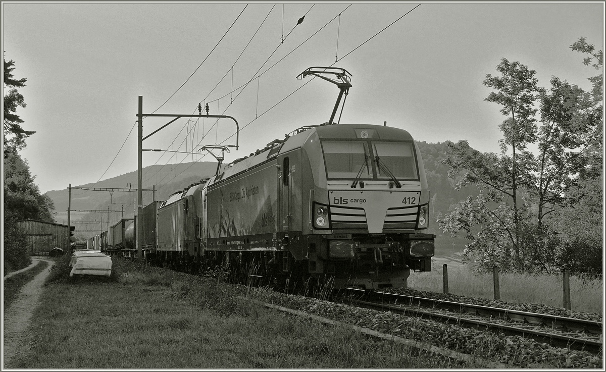 Die BLS Re 475 412 und eine Weiter mit eim Güterzug auf der  Alten Hauenstein Linie  bei Sommerau. 

18. Juli 2018
