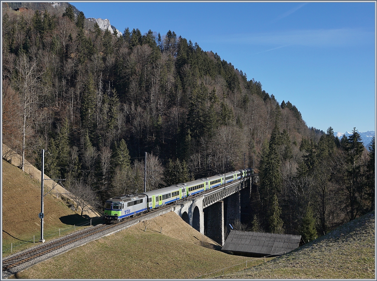 Die Bunschenbachbrücke bei Weisenburg mit einem BLS RE geführt von der Re 4/4 II 501. 

12.01.2020