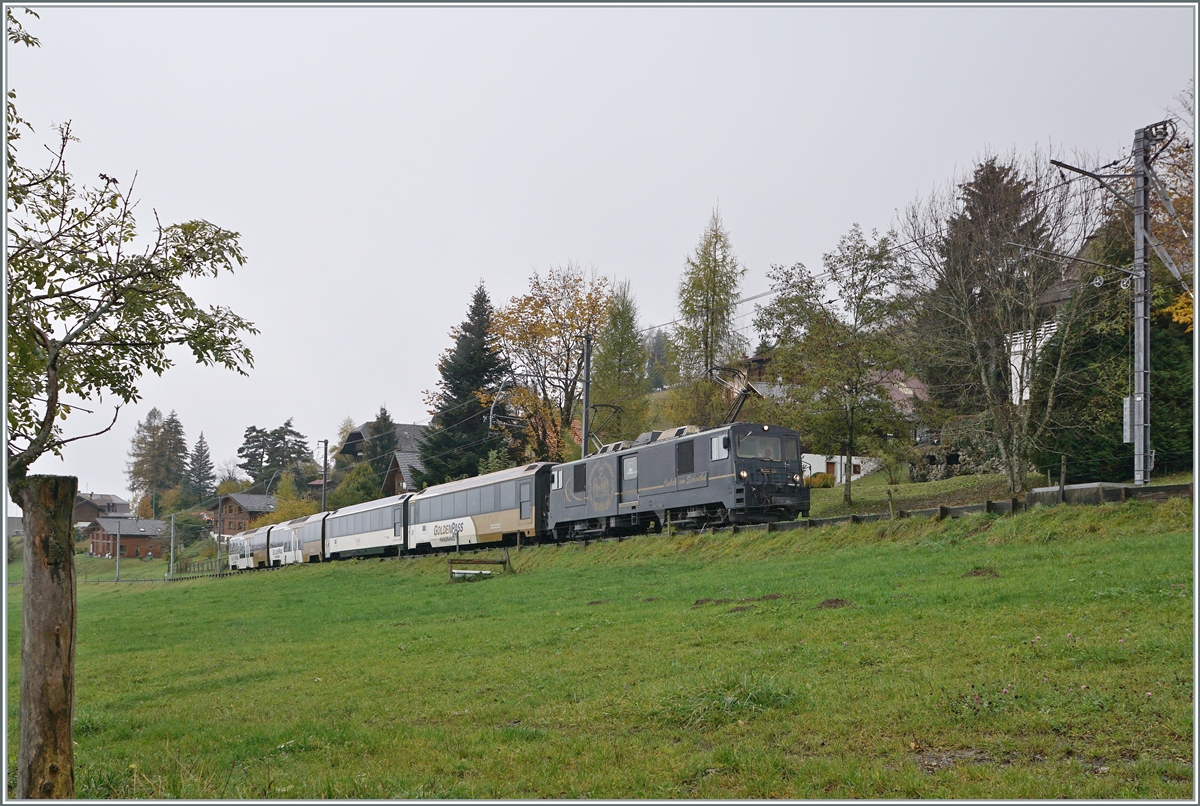 Die MOB GDe 4/4 6002 mit einem Panoramic Express auf dem Weg nach Zweisimmen bei Les Avants. 

28. Okt. 2020