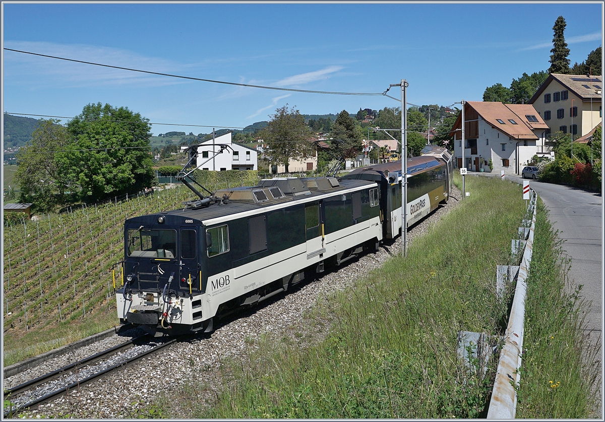 Die MOB GDe 4/4 6005 ist mit einem nun wieder auf fünf Wagen angewachsenen MOB Panoramic Express bei Plachamp unterwegs. 

10. Mai 2020