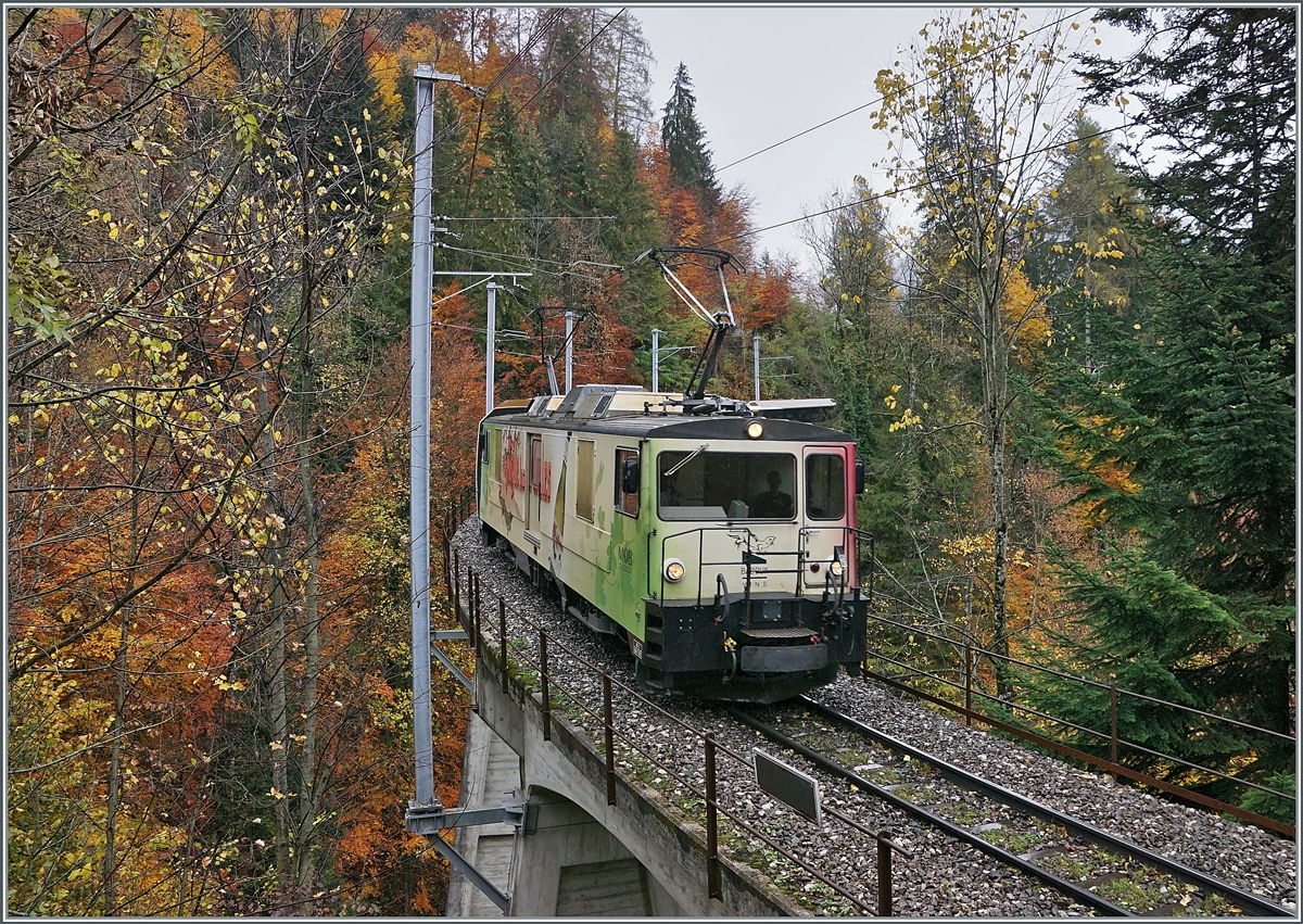 Die MOB GDe 4/4 6006 ist mit einem Parnoramic Express kurz nach Les Avants auf dem Weg von Zweisimmen nach Montreux. 

28. Okt. 2020