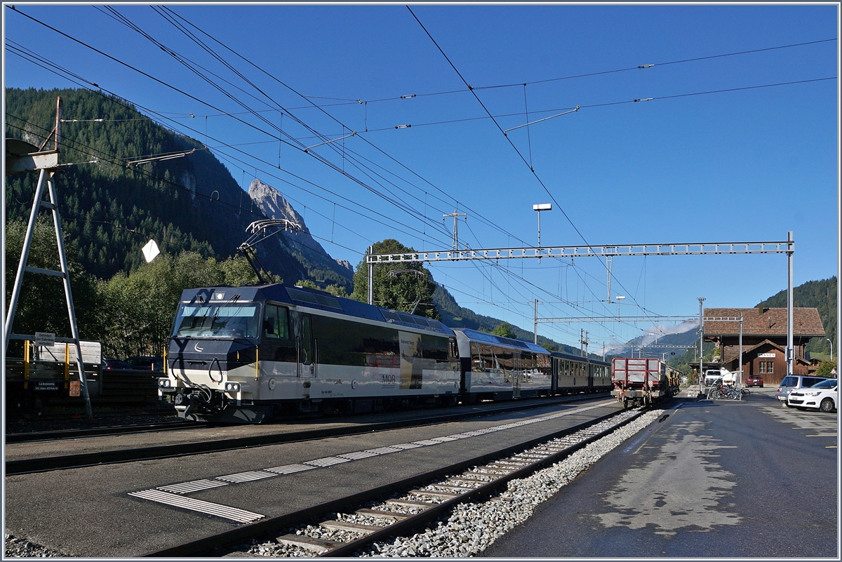 Die MOB Ge 4/4 8001 mit dem MOB Belle Epoque Zug 2214 Montreux - Zweisimmen bei Halt in Saanen.
In der Regel wird der Zug von zwei ABe 4/4 / Be 4/4 (Alpina) Serie 9000 im Sandwisch befördert. 
4. Okt. 2019