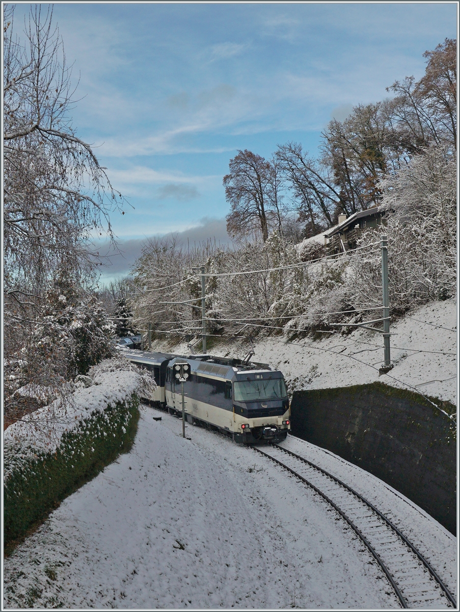 Die MOB Ge 4/4 8001 ist bei Sonzier mit ihrem MOB GoldenPass Panoramic Express auf dem Weg nach Zweisimmen.

5. Dez. 2020