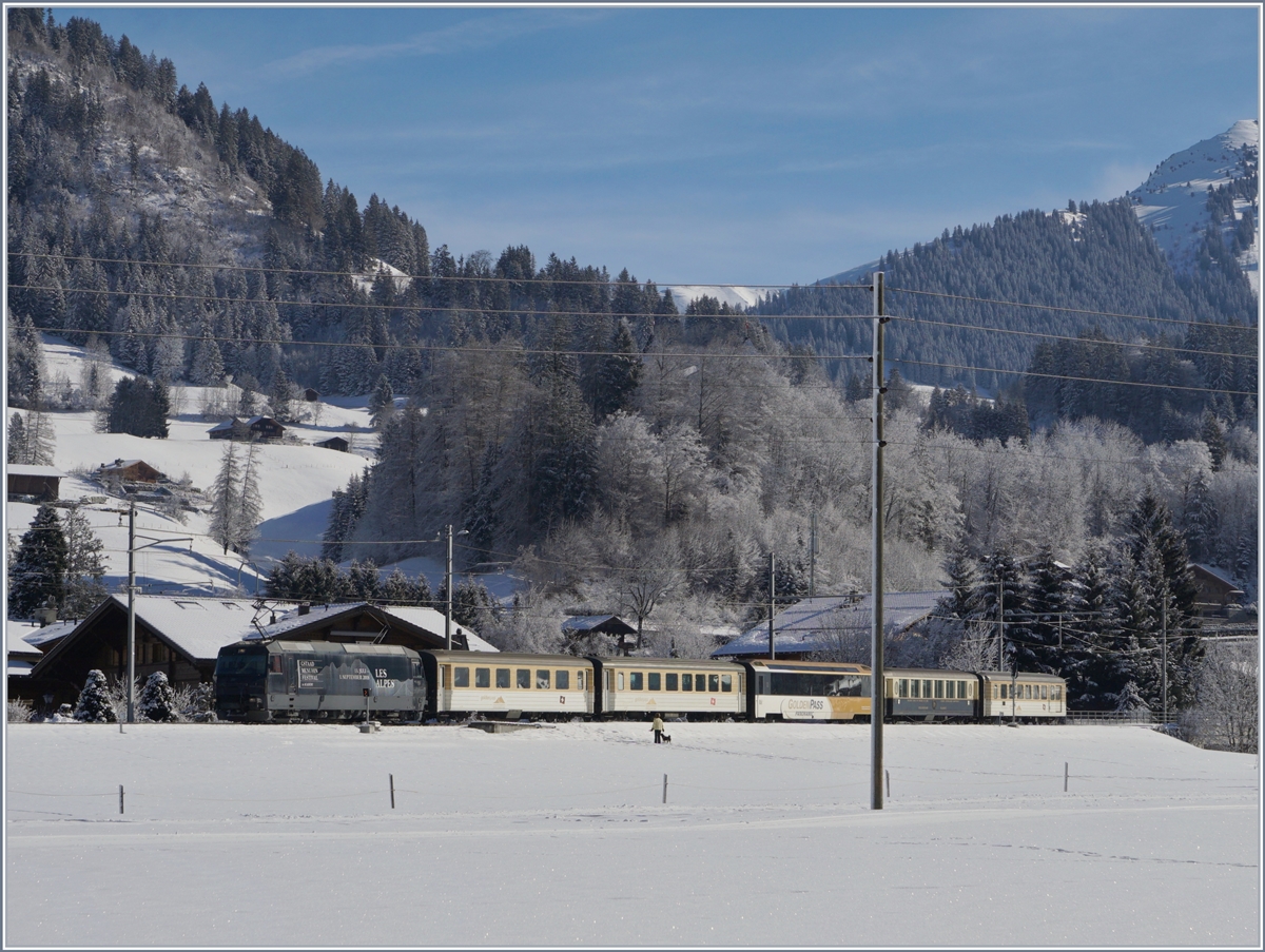 Die MOB Ge 4/4 8003 mit ihrem MOB Belle Epoque Zug kurz nach Gstaad. Da die  Belle-Epoque Wagen zur Zeit umgebaut werden, fürh der Zug nur einen Belle Epoque Wagen.
2. Feb. 2018