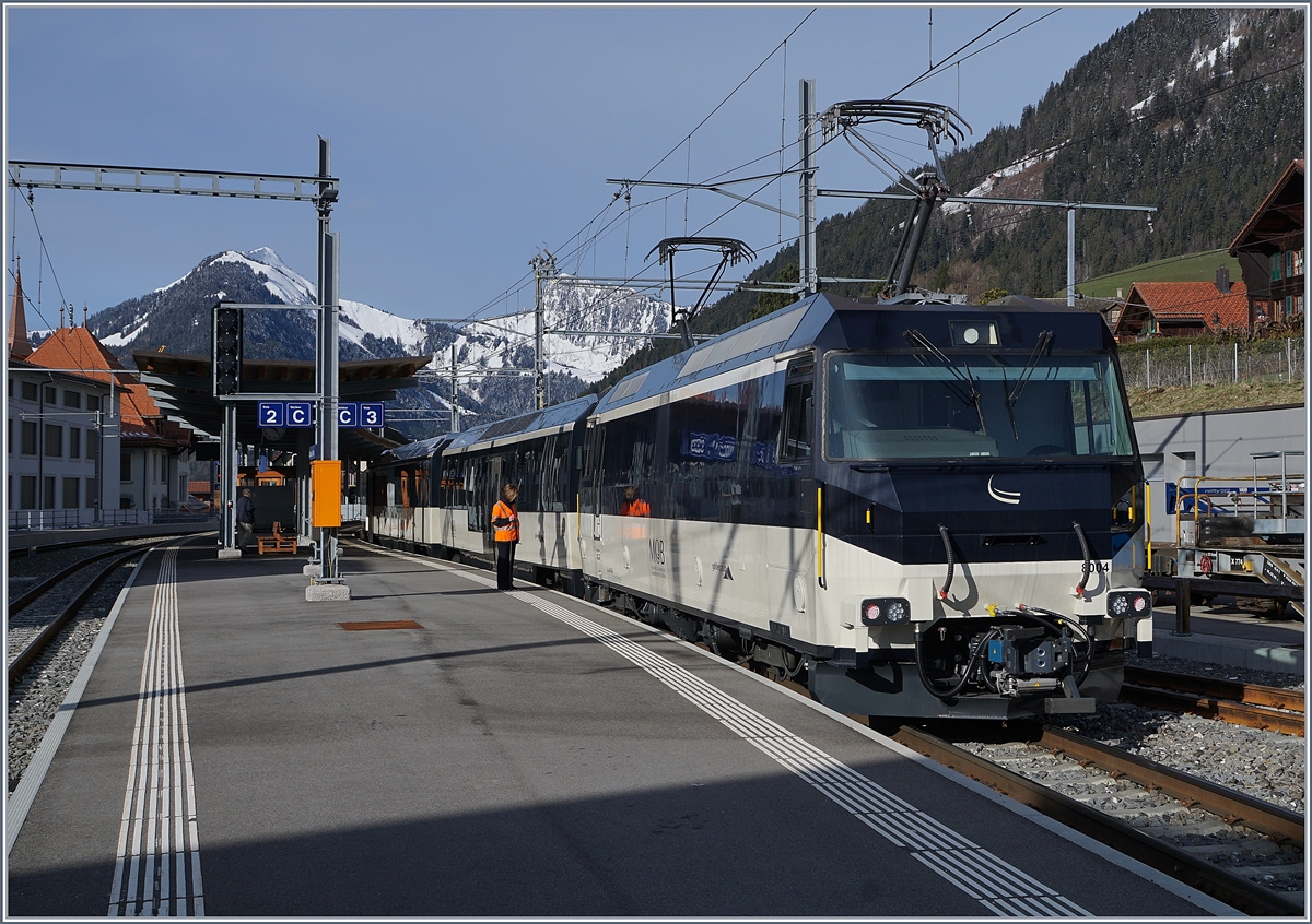Die MOB Ge 4/4 8004 wartet in Château d'Oex mit ihrem Panoramic Zug auf die Abfahrt.
2. April 2018